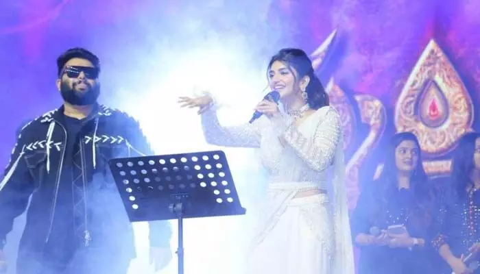 సింగర్గానూ నిరూపించుకున్న శ్రీలీల.. మల్టీటాలెంటెడ్ అంటూ మురిసిపోతున్న అభిమానులు సింగర్గానూ నిరూపించుకున్న శ్రీలీల.. మల్టీటాలెంటెడ్ అంటూ మురిసిపోతున్న అభిమానులు