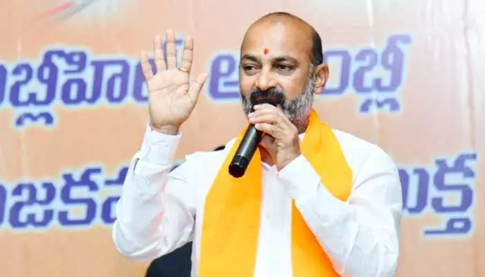 సనాతన ధర్మాన్ని కించపర్చినోళ్లంతా సమాధే: MP బండి సంజయ్ సంచలన వ్యాఖ్యలు సనాతన ధర్మాన్ని కించపర్చినోళ్లంతా సమాధే: MP బండి సంజయ్ సంచలన వ్యాఖ్యలు