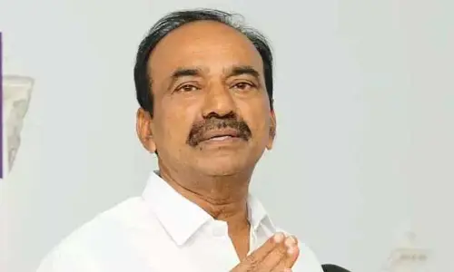 తనకు మద్దతు ఇస్తే.. తొక్కి పడేస్తానని మంత్రి హరీష్ రావు బెదిరిస్తుండు: ఈటల ఫైర్