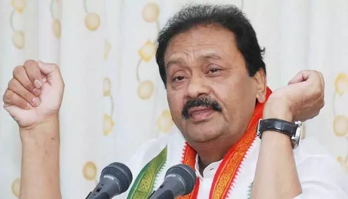 మహిళలకు కవిత ఎన్ని సీట్లు ఇప్పించింది.. షబ్బీర్ అలీ సీరియస్ మహిళలకు కవిత ఎన్ని సీట్లు ఇప్పించింది.. షబ్బీర్ అలీ సీరియస్