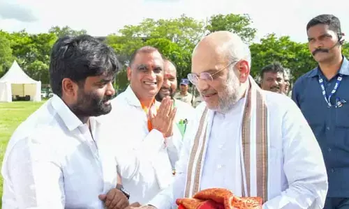 కార్పొరేటర్ శ్రీనివాస్ రెడ్డిని అభినందించిన అమిత్ షా