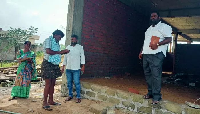 అసైన్డ్ భూమిలో ఇళ్ల నిర్మాణాలపై తహసీల్దార్ విచారణ అసైన్డ్ భూమిలో ఇళ్ల నిర్మాణాలపై తహసీల్దార్ విచారణ