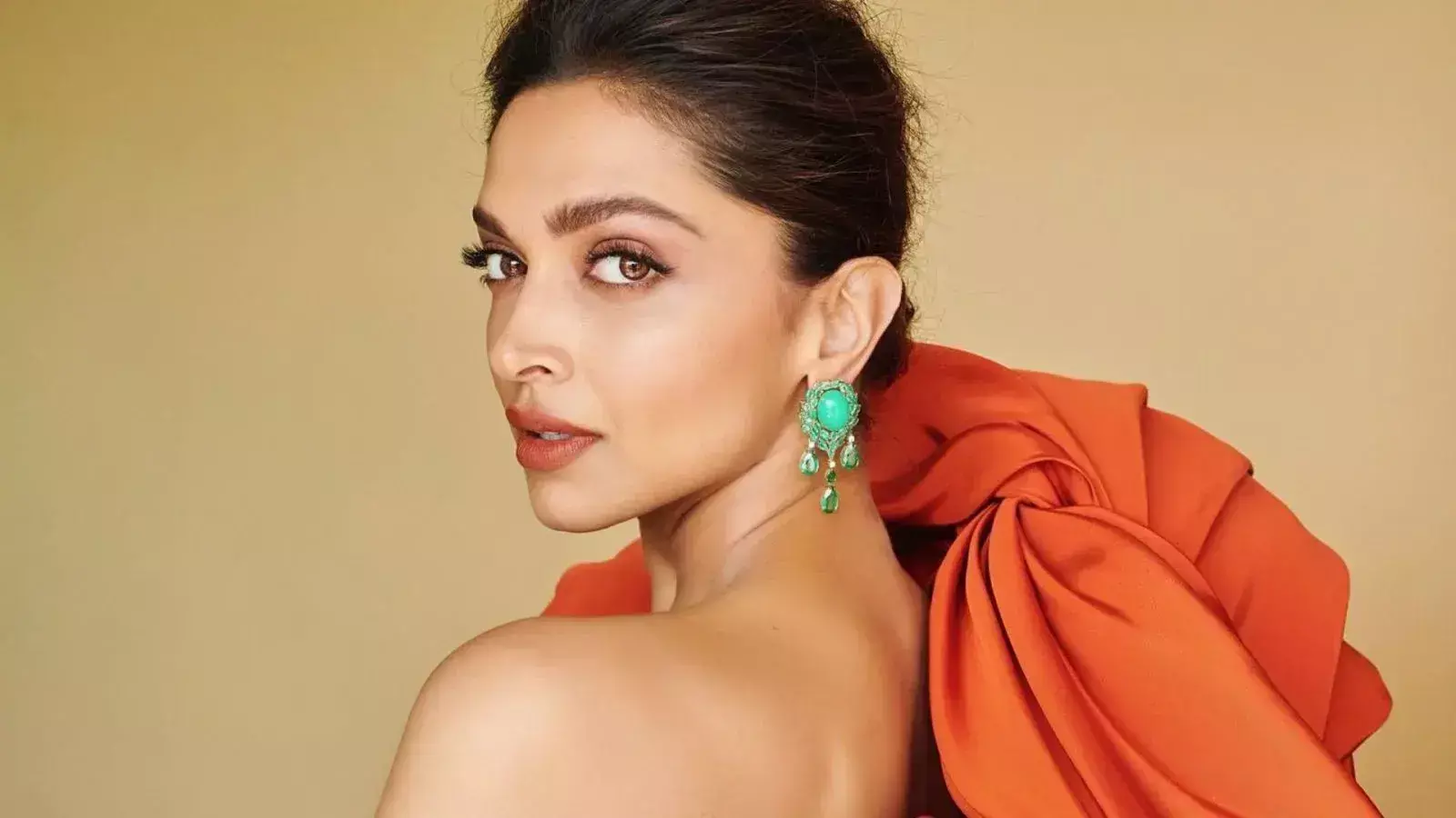 హులా హూప్ ఛాలెంజ్లో అదరగొట్టేసిన దీపిక.. వీడియో వైరల్ హులా హూప్ ఛాలెంజ్లో అదరగొట్టేసిన దీపిక.. వీడియో వైరల్