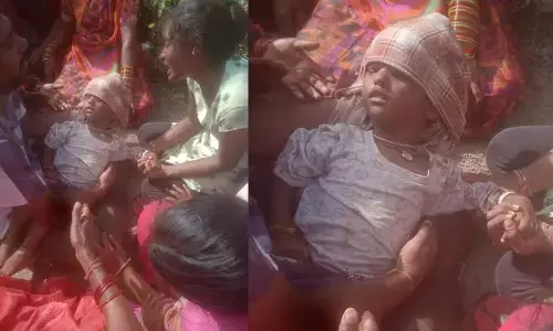 దారుణం.. స్కూల్ బస్సు కిందపడి మూడేళ్ళ బాలుడు మృతి