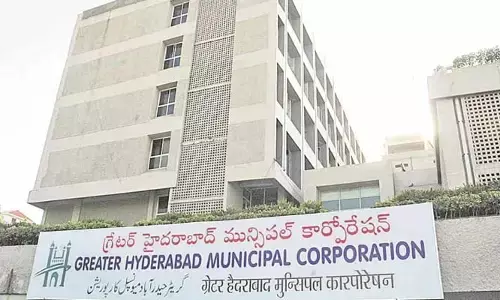 పెండింగ్ బిల్లులు చెల్లించాలని జీహెచ్ఎంసీ ఆఫీస్ ముందు కాంట్రాక్టర్ల ధర్నా