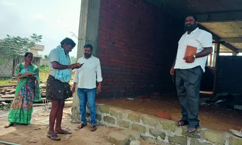 అసైన్డ్ భూమిలో ఇళ్ల నిర్మాణాలపై తహసీల్దార్ విచారణ