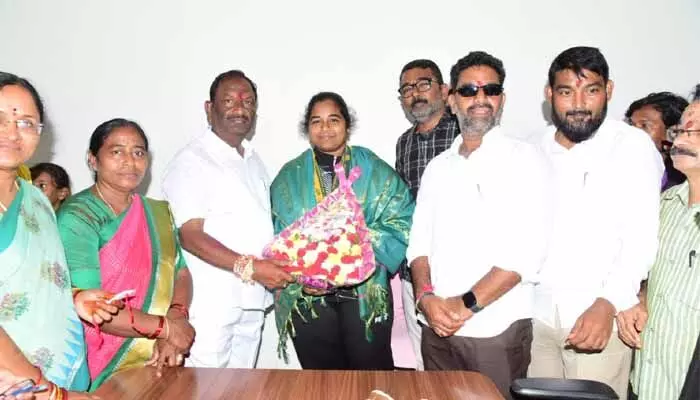పవర్ లిఫ్టర్ స్వప్నికకు రూ.లక్ష నగదు బహుమతి అందజేసిన మంత్రి కొప్పుల పవర్ లిఫ్టర్ స్వప్నికకు రూ.లక్ష నగదు బహుమతి అందజేసిన మంత్రి కొప్పుల