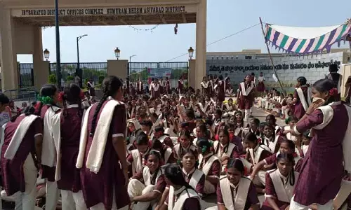 ‘ఈ ప్రిన్సిపల్ మాకొద్దు’.. రోడ్డెక్కి న్యాయం చేయండని విద్యార్థినుల వేడుకోలు