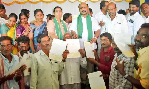నష్టపోయిన రైతులకు చెక్కులు పంపిణీ చేసిన ఎమ్మెల్యే చల్లా