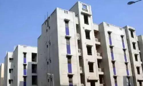 అధికారుల కల్పతరువుగా ఖాళీ ఫ్లాట్లు