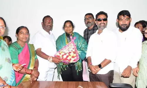 పవర్ లిఫ్టర్ స్వప్నికకు రూ.లక్ష నగదు బహుమతి అందజేసిన మంత్రి కొప్పుల