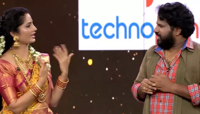 మీరు విసిరే రాళ్లు ఆయన మీదకే వెళ్లాలంటూ హైపర్ ఆది ఇజ్జత్ తీసేసిన జోర్దార్ సుజాత మీరు విసిరే రాళ్లు ఆయన మీదకే వెళ్లాలంటూ హైపర్ ఆది ఇజ్జత్ తీసేసిన జోర్దార్ సుజాత