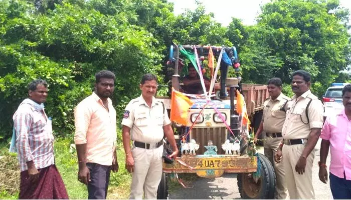 ట్రాక్టర్ చోరీ చేశారు...మధ్యలోనే వదిలి వెళ్లారు... ఎందుకో తెలుసా ట్రాక్టర్ చోరీ చేశారు...మధ్యలోనే వదిలి వెళ్లారు... ఎందుకో తెలుసా