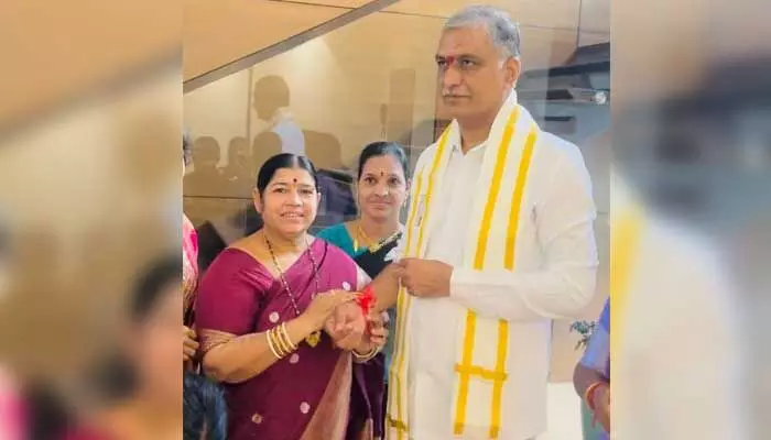 మంత్రి హరీష్ రావుకు రాఖీ కట్టిన కార్పొరేటర్ పుష్ప నగేష్ మంత్రి హరీష్ రావుకు రాఖీ కట్టిన కార్పొరేటర్ పుష్ప నగేష్