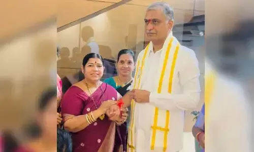 మంత్రి హరీష్ రావుకు రాఖీ కట్టిన కార్పొరేటర్ పుష్ప నగేష్