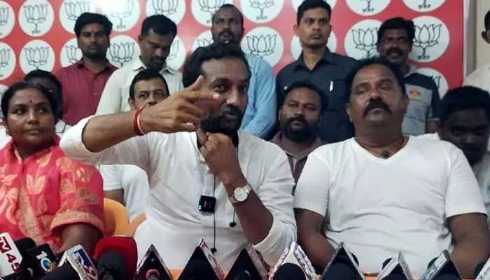 మేమేమైనా నక్సలైట్లమా.. సీఎం కేసీఆర్పై రఘునందర్ రావు ఫైర్ మేమేమైనా నక్సలైట్లమా.. సీఎం కేసీఆర్పై రఘునందర్ రావు ఫైర్