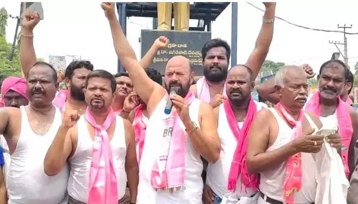 జనగామలో ముత్తిరెడ్డి అర్ధ నగ్న ప్రదర్శన జనగామలో ముత్తిరెడ్డి అర్ధ నగ్న ప్రదర్శన