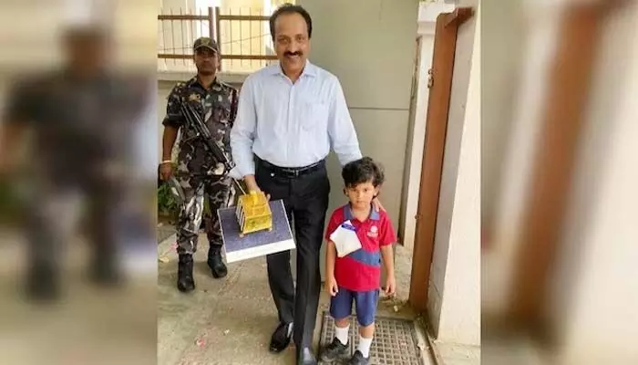 ఇస్రో చీఫ్ సోమనాథ్ కు చిన్నారి అరుదైన గిఫ్ట్.. అదేంటంటే ఇస్రో చీఫ్ సోమనాథ్ కు చిన్నారి అరుదైన గిఫ్ట్.. అదేంటంటే