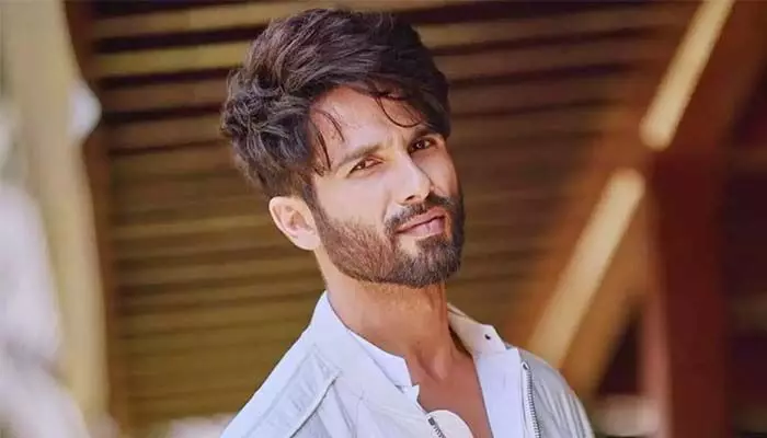 పిచ్చోళ్లలాగ అరుస్తున్నారేంటి..? మీడియాపై ఫైర్ అయిన హీరో పిచ్చోళ్లలాగ అరుస్తున్నారేంటి..? మీడియాపై ఫైర్ అయిన హీరో