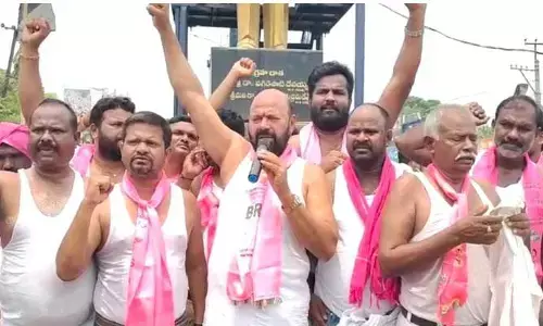 జనగామలో ముత్తిరెడ్డి అర్ధ నగ్న ప్రదర్శన