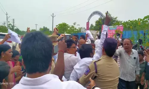 డబుల్ బెడ్ రూమ్ ఇళ్ల పంపిణీలో మంత్రి మల్లారెడ్డి కి నిరసన సెగ