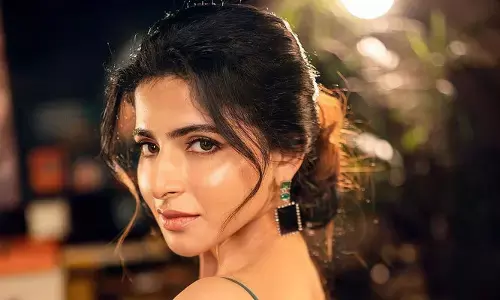 Iswarya Menon : ఎద ఒంపులతో కవ్విస్తోన్న ఐశ్వర్య మీనన్.