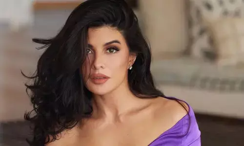 Jacqueline Fernandez looks hot in blue dress