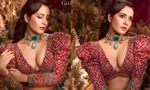 రాశీ ఖన్నా బోల్డ్ షో.. ఎద అందాలను చూపిస్తూ రచ్చ