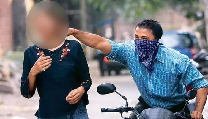 Hyd: యూట్యూబ్ వీడియోలు చూసి...! Hyd: యూట్యూబ్ వీడియోలు చూసి...!