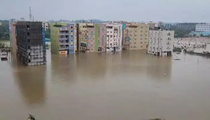 పూర్తిగా నీట మునిగిన అయోధ్యా విల్లాలు.. అధికారుల నిర్లక్ష్యంతో ప్రజల ప్రాణాలకు ముప్పు పూర్తిగా నీట మునిగిన అయోధ్యా విల్లాలు.. అధికారుల నిర్లక్ష్యంతో ప్రజల ప్రాణాలకు ముప్పు