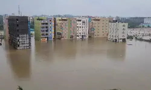 పూర్తిగా నీట మునిగిన అయోధ్యా విల్లాలు.. అధికారుల నిర్లక్ష్యంతో ప్రజల ప్రాణాలకు ముప్పు