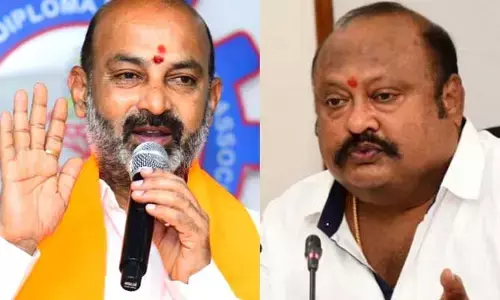 బండి సంజయ్ మాయ మాటలు చెప్పే ఓ డ్రామా ఆర్టిస్ట్: మంత్రి గంగుల ఫైర్