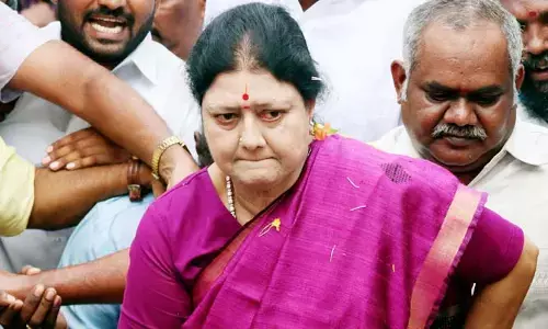 కోర్టుకు హాజరుకాని శశికళ.. నాన్ బెయిలబుల్ వారెంట్ జారీ