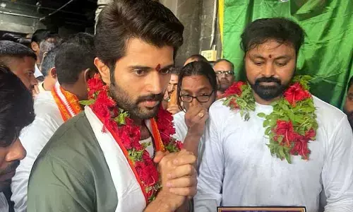 సింహాచలం కొండపై సందడి చేస్తున్న విజయ్ దేవరకొండ