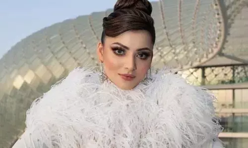 కింద, మీద ఓపెన్.. ఎయిర్‌పోర్టుకొచ్చిన Urvasi Rautela.. ఎలా కూర్చుంటుందని నెటిజన్ల రచ్చ