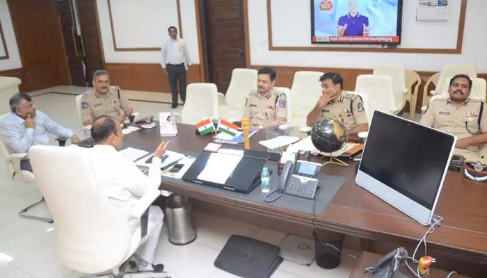 ఆ నేరాల కట్టడిపై ప్రత్యేక దృష్టి పెట్టండి: పోలీసులకు హోంమంత్రి మహమూద్ అలీ కీలక సూచన ఆ నేరాల కట్టడిపై ప్రత్యేక దృష్టి పెట్టండి: పోలీసులకు హోంమంత్రి మహమూద్ అలీ కీలక సూచన