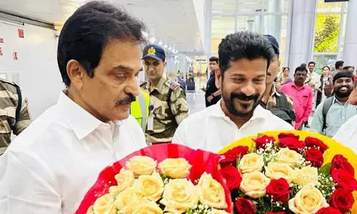 హైదరాబాద్‌కు కేసీ వేణుగోపాల్.. స్వాగతం పలికిన రేవంత్, భట్టి