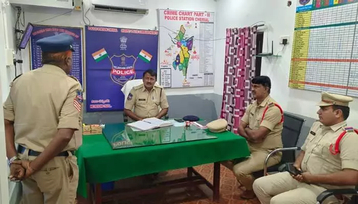 పోలింగ్ కేంద్రాలను పరిశీలించిన అడిషనల్ డీసీపీ పోలింగ్ కేంద్రాలను పరిశీలించిన అడిషనల్ డీసీపీ