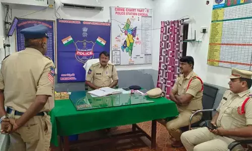 పోలింగ్ కేంద్రాలను పరిశీలించిన అడిషనల్ డీసీపీ