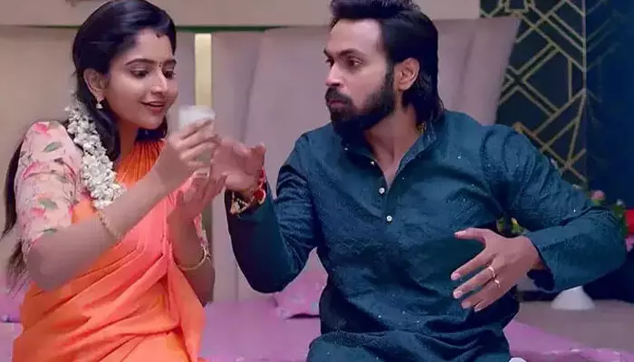Brahmamudi September 08 Episode : పాల పాఠం.. పూల పాఠం నేర్పిస్తానంటూ.. పాల గ్లాస్ తో రాజ్ గదిలోకి వెళ్లిన కావ్య Brahmamudi September 08 Episode : పాల పాఠం.. పూల పాఠం నేర్పిస్తానంటూ.. పాల గ్లాస్ తో రాజ్ గదిలోకి వెళ్లిన కావ్య