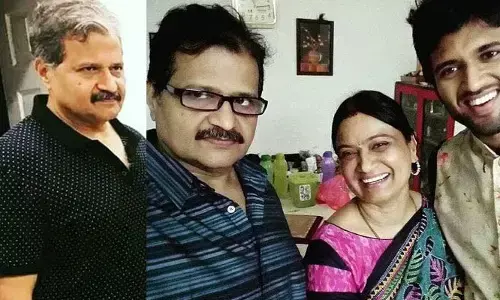నా కొడుకుని ఎమోషనల్ గా బ్లాక్మెయిల్ చేస్తున్నారు : Vijay Deverakonda ఫాదర్