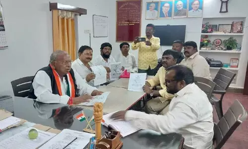 రాజన్న ఆలయం జోలికి వస్తే సహించేది లేదు: వి హనుమంతరావు