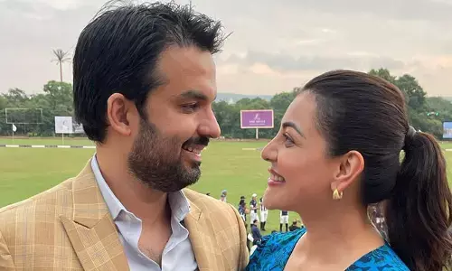 సొంత భార్యను దగ్గరుండి స్టార్ హీరోతో రొమాన్స్ చేయించిన భర్త.. తిట్టిపోస్తున్న నెటిజన్స్