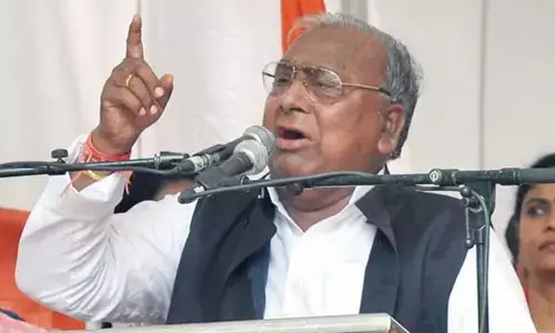 భవిష్యత్‌లో ఫుట్ పాత్‌ల మీద పడుకునే గతి వస్తుంది: వీహెచ్