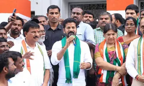 కేసీఆర్‌ను ఎంపీగా గెలిపించిందే ఆయన.. రేవంత్ రెడ్డి కీలక వ్యాఖ్యలు