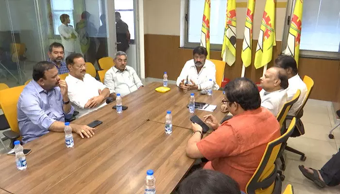 దబిడి దిబిడే: చంద్రబాబు అరెస్ట్తో రంగంలోకి బాలకృష్ణ... సిద్ధమవుతున్న బ్లూ ప్రింట్ దబిడి దిబిడే: చంద్రబాబు అరెస్ట్తో రంగంలోకి బాలకృష్ణ... సిద్ధమవుతున్న బ్లూ ప్రింట్