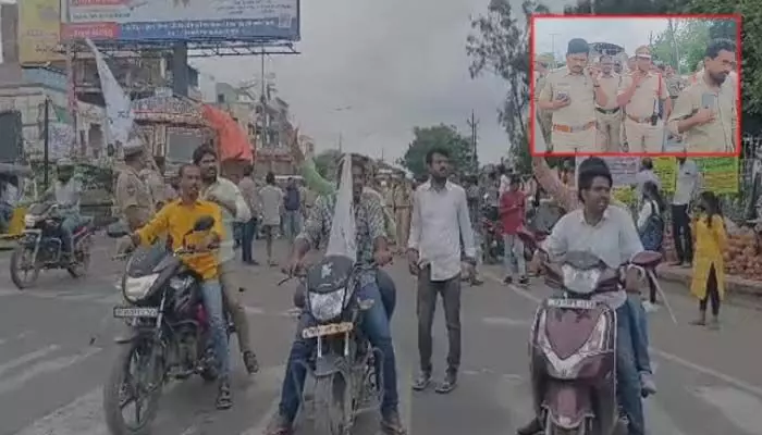 కేయూ విద్యార్థులు తలపెట్టిన బైక్ ర్యాలీని అడ్డుకున్న పోలీసులు కేయూ విద్యార్థులు తలపెట్టిన బైక్ ర్యాలీని అడ్డుకున్న పోలీసులు