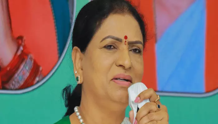 జమిలీ ఎన్నికలు ఊహాగానాలే.. డిసెంబర్లోనే ఎన్నికలు.. డీకే అరుణ కీలక వ్యాఖ్యలు జమిలీ ఎన్నికలు ఊహాగానాలే.. డిసెంబర్లోనే ఎన్నికలు.. డీకే అరుణ కీలక వ్యాఖ్యలు
