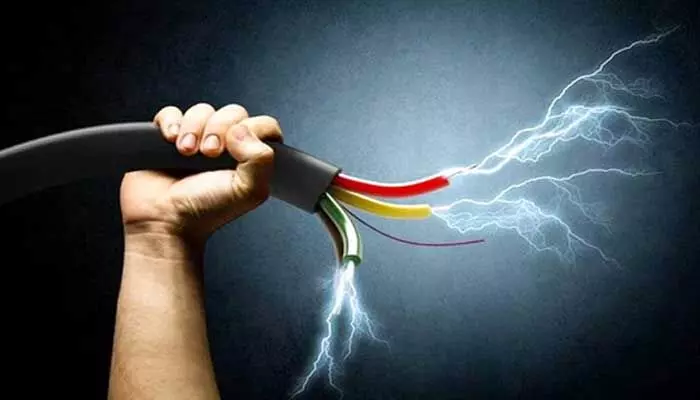 విద్యుత్ షాక్తో మెకానిక్ మృతి విద్యుత్ షాక్తో మెకానిక్ మృతి