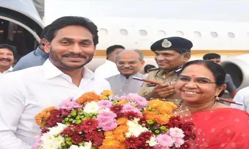 లండన్‌ నుంచి రాష్ట్రానికి చేరుకున్న సీఎం జగన్..ఎయిర్‌పోర్టులో ఘన స్వాగతం